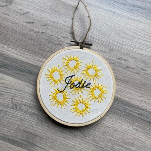 Bordado de estrellas / Bordado a mano / Colgante de pared / Aro / Regalo para colgar en la pared / Cumpleaños / Día de la madre / Navidad / Arte para el hogar / Regalos