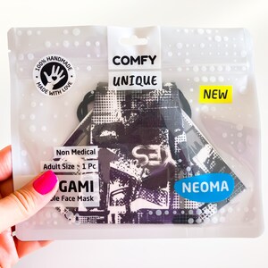 Può includere: Una mascherina con motivo in bianco e nero in una confezione di plastica trasparente. La confezione riporta le scritte "COMFY UNIQUE" e "NEW". La mascherina è etichettata "Non Medical" e "Adult Size". La confezione dice anche "100% Handmade Made with Love".