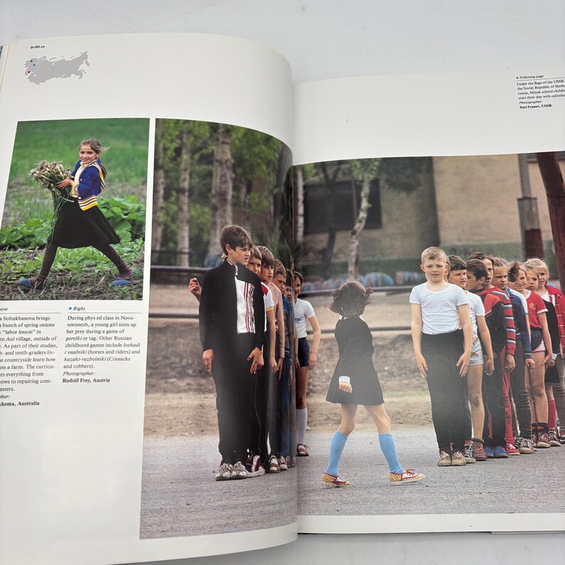Puede incluir: Fotograf&iacute;a de un libro que muestra a ni&ntilde;os en fila, algunos con uniforme. Una ni&ntilde;a con un vestido negro y calcetines azules camina delante de la fila. Otra imagen muestra a una ni&ntilde;a sosteniendo flores.