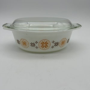 Vintage Pyrex Town and Country Oval Milk Glass Casserole Dish with Glass Lid. Pyrex 043. 1 1/2 QT Baking Dish