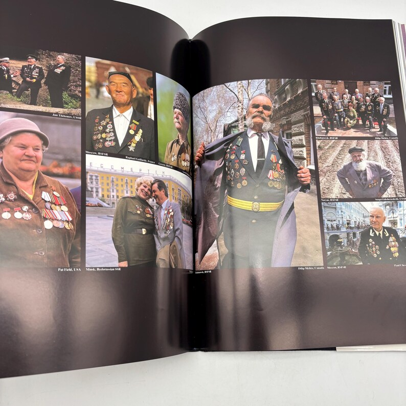 Puede incluir: Una doble p&aacute;gina de un libro con varias fotograf&iacute;as de personas con uniformes militares y medallas. Las im&aacute;genes son en color y muestran a varias personas, algunas sonriendo y otras posando formalmente. Las p&aacute;ginas del libro son negras.