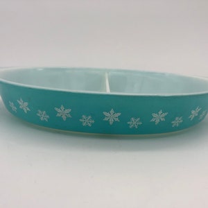 Vintage Pyrex Snowflake Divided Dish. Teal / Turquoise/ White- 1 1/2 qt