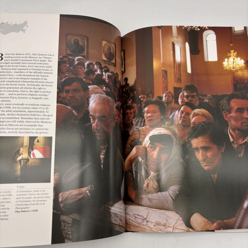 Puede incluir: Fotograf&iacute;a de una multitud de personas dentro de una iglesia. La imagen es de un libro, con texto visible en el lado izquierdo. Las personas son de varias edades y parecen estar asistiendo a un servicio religioso.