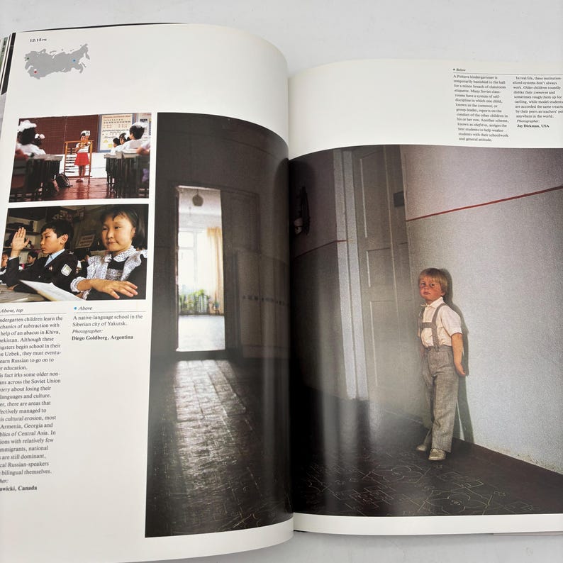 Puede incluir: Una fotograf&iacute;a de un libro muestra a un ni&ntilde;o peque&ntilde;o de pie en un pasillo. El ni&ntilde;o lleva una camisa blanca, pantalones grises con tirantes y zapatos blancos. El pasillo tiene un suelo de madera oscura y paredes claras.