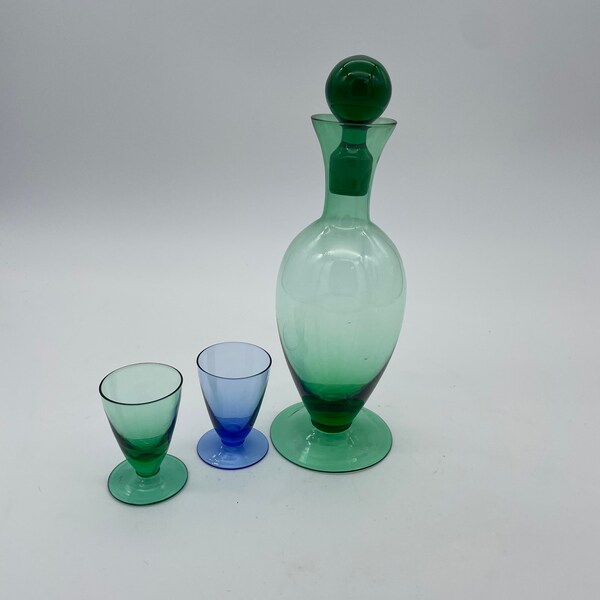 Decantador de vidrio soplado verde MCM vintage ** Retro Barware ** Decantador con tapón de vidrio y 2 vasos ** Decantador de whisky ** Botella Genie