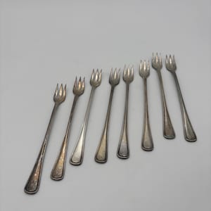 Vintage Set of 8 Silver Plated Oneida WM A Rogers Oyster Forks. Seafood Utensils