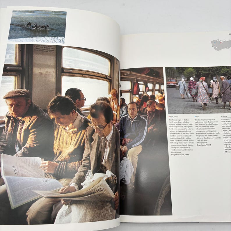 Puede incluir: Fotograf&iacute;a vintage de un libro que muestra a personas en un autob&uacute;s. Los pasajeros leen peri&oacute;dicos y miran por las ventanas. La imagen tiene una paleta de colores c&aacute;lidos, con luz natural que ilumina el interior del autob&uacute;s.