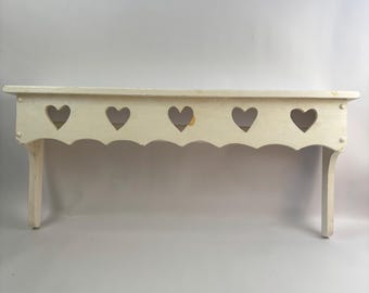 Estante de pared vintage de madera, con recortes en forma de corazón y borde festoneado, estilo rústico.