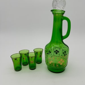 Vintage Emerald Green and Gold Glass Decanter ** Retro Barware ** Decanter with Stopper and 4 Glass Cups