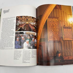 Puede incluir: P&aacute;gina doble de un libro abierto con im&aacute;genes de lugares religiosos y personas. Una imagen muestra a un grupo de personas con las manos sobre sus rostros. Texto hebreo visible en una pared de madera.