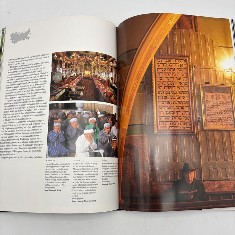 Puede incluir: P&aacute;gina doble de un libro abierto con im&aacute;genes de lugares religiosos y personas. Una imagen muestra a un grupo de personas con las manos sobre sus rostros. Texto hebreo visible en una pared de madera.