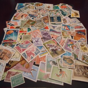 Surtido usado de 100 sellos postales antiguos del mundo, principalmente de entre 1970 y 1990
