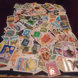Surtido usado de 100 sellos postales antiguos de todo el mundo, principalmente de entre 1970 y 1990