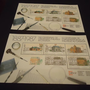 Puede incluir: Dos hojas de sellos conmemorativas del centenario de la filatelia organizada en Canadá, 1887-1987. Cada hoja presenta sellos con ilustraciones de edificios, junto con herramientas filatélicas como una lupa y pinzas.