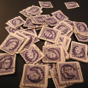 Aproximadamente 200 sellos postales canadienses usados de 1954, de 4 centavos, color morado, Reina Isabel II.