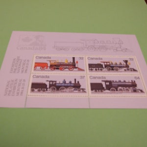 Puede incluir: Cuatro sellos postales canadienses antiguos que representan diferentes locomotoras de vapor. Los sellos son de 1984 y llevan el texto "Canadá" y el año de emisión. Los sellos están en perfecto estado.