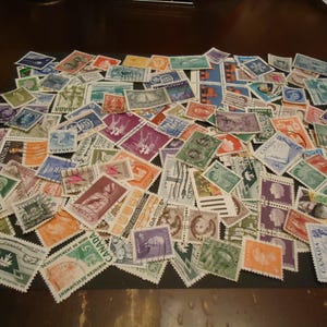 125 sellos postales canadienses usados y variados, en su mayoría de los años 50 a 90.