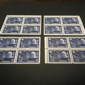 Cuatro series de cuatro sellos postales canadienses nuevos, de 5 centavos, de 1966, sobre el reactor de investigación atómica.