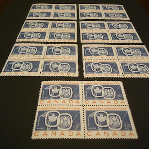 7 juegos de sellos postales canadienses sin usar de 1959: 5 centavos: vía marítima del San Lorenzo y emblemas nacionales.