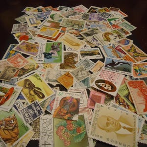 Surtido usado de 100 sellos postales antiguos de todo el mundo de los años 1970 a 1990
