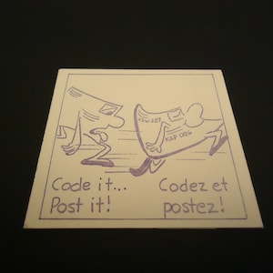 Op de afbeelding: Een cartoonillustratie van twee enveloppen die rennen. De eerste envelop is gelabeld "Code it... Post it!" en de tweede envelop is gelabeld "Codez et postez!"