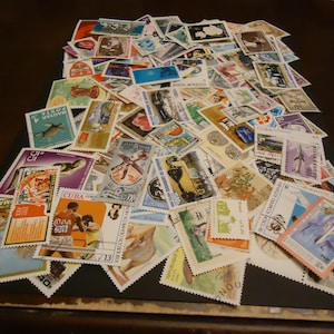 Surtido usado de 100 sellos postales antiguos de todo el mundo de los años 1960 a 1990