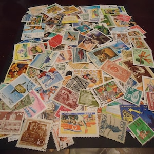 Surtido usado de 100 sellos postales antiguos de todo el mundo, principalmente de entre 1970 y 1990