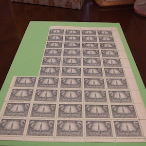 Hoja parcial de sellos postales canadienses de 44 x 4 centavos de 1948