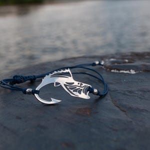 Laserskuret armband i rostfritt stål med largemouth bass, fiskekrokberlock, nautiska smycken