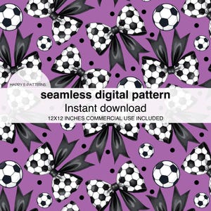Puede incluir: Patrón digital sin costuras con balones de fútbol y lazos negros sobre fondo morado. El diseño incluye balones de fútbol, lazos y lunares. El texto dice "patrón digital sin costuras, descarga instantánea, 30,5x30,5cm uso comercial incluido."