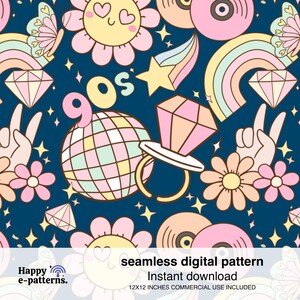 Puede incluir: Un patrón digital sin costuras con un tema de los 90 con colores rosa, amarillo y azul. El patrón incluye una bola de discoteca, un anillo con un diamante, un arcoíris, una estrella, una flor, un signo de paz y un sol con corazones por ojos. El texto "90s" también está incluido en el patrón.