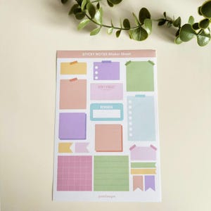 Op de afbeelding: Een vel met kleurrijke plaknotities in pastelkleuren. De notities hebben verschillende vormen en maten, met teksten als "DON'T FORGET" en "REMINDER". Het vel is gemarkeerd met "STICKY NOTES Sticker Sheet".