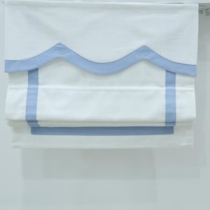 Könnte beinhalten: Weißer Rollos mit blauem gewelltem Saum und blauen Bandakzenten.