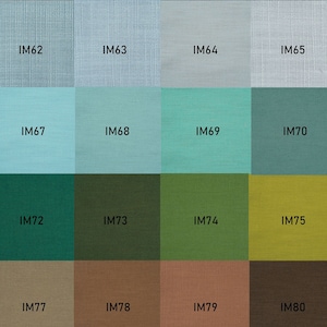 Puede incluir: Una paleta de colores de 25 muestras de tela en varios tonos de verde, azul, marr&oacute;n y gris. Cada muestra est&aacute; etiquetada con un c&oacute;digo de dos caracteres, como IM61, IM62 e IM63. Las telas tienen un aspecto texturizado.