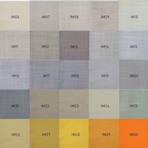 Può includere: Cartella colori con 30 campioni di tessuto per tende romane e tende. I campioni sono disposti in file di cinque. Il tessuto è una miscela di cotone al 25% ed è disponibile in una varietà di colori, tra cui bianco, beige, grigio, blu, giallo e arancione. Il testo sulla cartella dice "25% cotton blend for roman shade & curtains", "350 GSM-460GSM (depends on the colour) both for roman shade trim and body)", "Do not choose coloured cotton blend fabric if your window faces Direct sun light (poly cotton do not fade)" e "IM01" a "IM30".