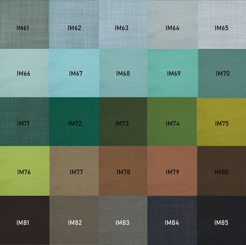 Puede incluir: Una paleta de colores de 25 muestras de tela en varios tonos de verde, azul, marr&oacute;n y gris. Cada muestra est&aacute; etiquetada con un c&oacute;digo de dos caracteres, como IM61, IM62 e IM63. Las telas tienen un aspecto texturizado.