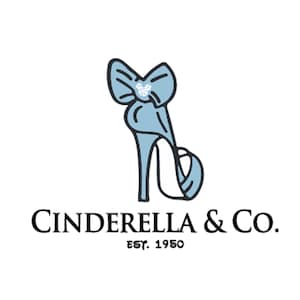 Puede incluir: Un zapato de tacón alto azul claro con un lazo en la parte superior y un adorno de pedrería. El zapato es un logotipo de Cinderella & Co. Est. 1950.