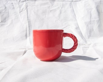 Caneca de porcelana coral feita à mão com alça torcida (350ml)