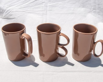 Taza de porcelana marrón: Cerámica hecha a mano con asa única