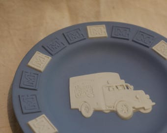 Plato decorativo vintage de Wedgwood Michael Gerson Removal Van Plate Jasperware