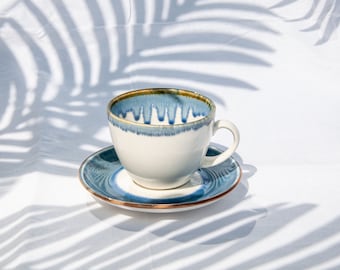 Niebieska porcelanowa filiżanka do herbaty ze spodkiem: ręcznie robione ceramiczne filiżanki do kawy w niebieskim szkliwie