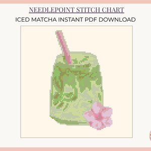 Op de afbeelding: Een gepixelde illustratie van een ijskoude matcha-drank met een roze rietje en een roze bloem. De afbeelding bevat de tekst "NEEDLEPOINT STITCH CHART" en "ICED MATCHA INSTANT PDF DOWNLOAD". Het logo "Charmercraft" staat rechtsonder.
