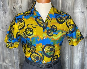 Vintage 1960s/70s Tiki Pullover Hawaiian Shirt by Iolani. Size  