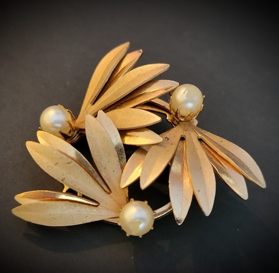 Gold multi flower pearl brooch pin,Pointed flower 