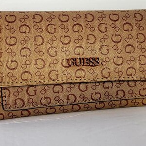 Cartera larga Guess marrón triple con monograma para mujer