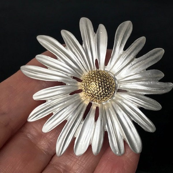 Elegant Large Metal Daisy Flower Brooch, Mothers day gift from daughter, Botanical Pin Brooch, Daisy brooch pin, Bridal brooch pin