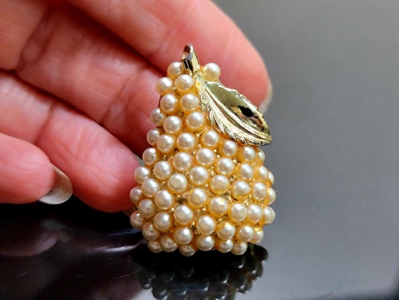 Gold small antique pear cluster pearl brooch,50th… - image 3