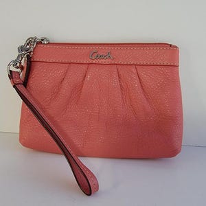 Auténtico bolso de mano Coach color salmón, minibolso vintage de piel color salmón, cartera pequeña de piel.
