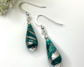 Pendientes de lágrima de Murano verde: oro blanco de 24 kt, plata de ley