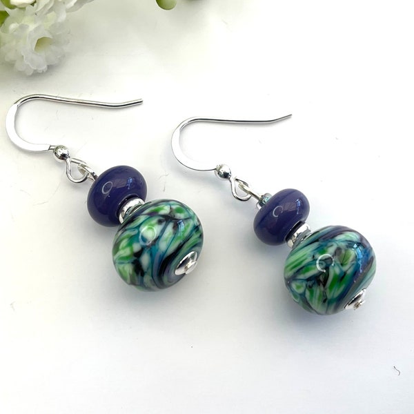 Pendientes de cristal hechos a mano con remolino verde y azul, Pendientes de cuentas de cristal verde, lavanda y azul, Regalo ideal o para ocasiones especiales